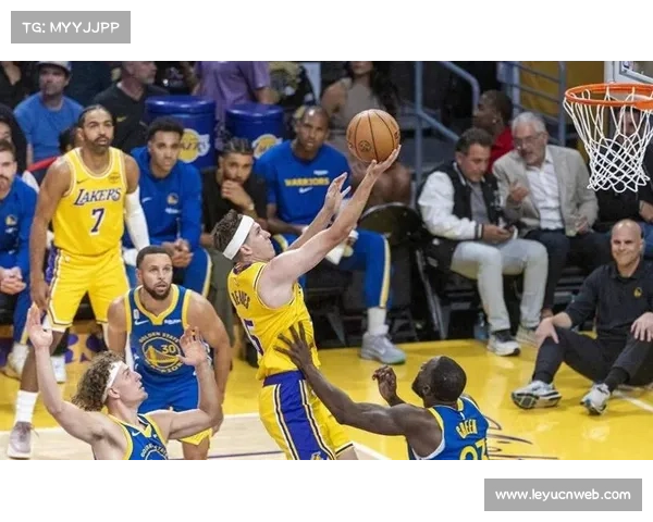 库里命中六记三分助勇士客场击败湖人揭幕战迎开门红